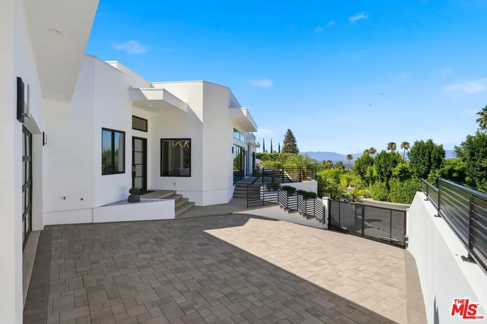 4637 Dunas Lane Tarzana, CA 91356
