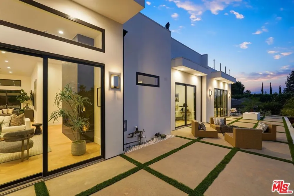 4637 Dunas Lane Tarzana, CA 91356
