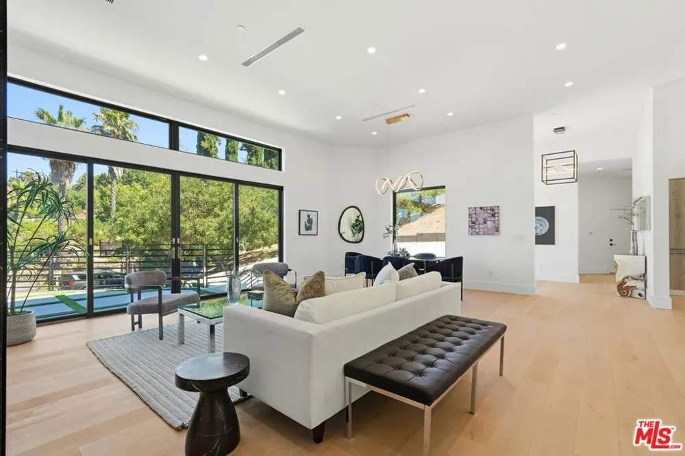 4637 Dunas Lane Tarzana, CA 91356