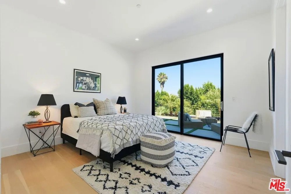 4637 Dunas Lane Tarzana, CA 91356