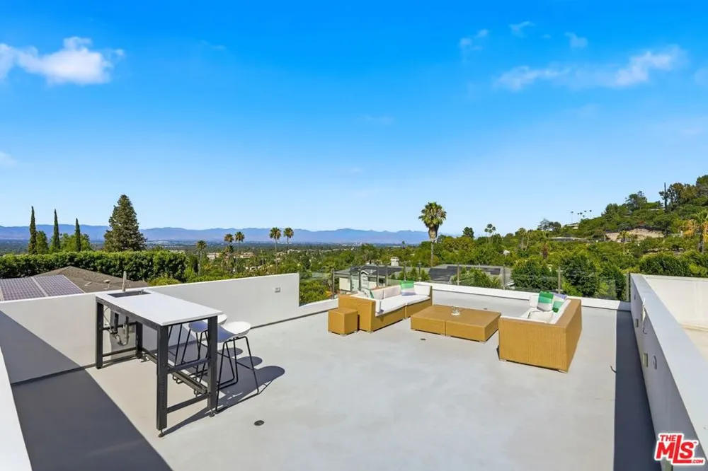 4637 Dunas Lane Tarzana, CA 91356
