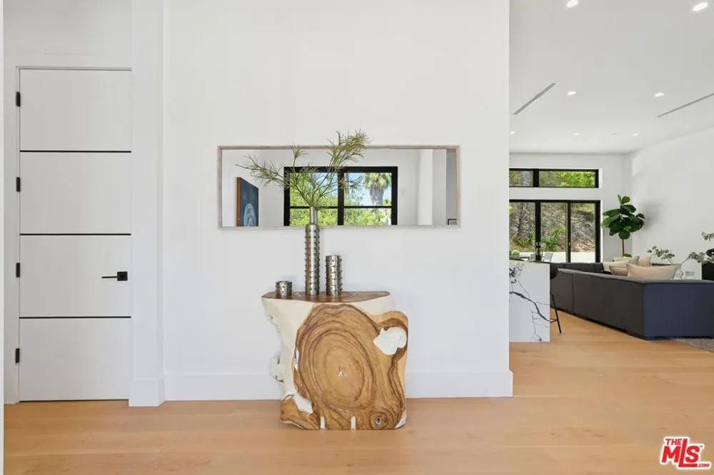 4637 Dunas Lane Tarzana, CA 91356