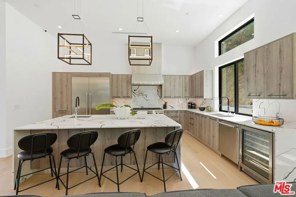 4637 Dunas Lane Tarzana, CA 91356