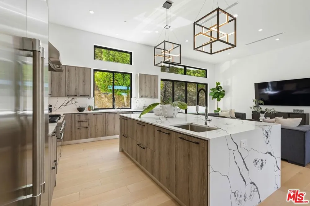 4637 Dunas Lane Tarzana, CA 91356