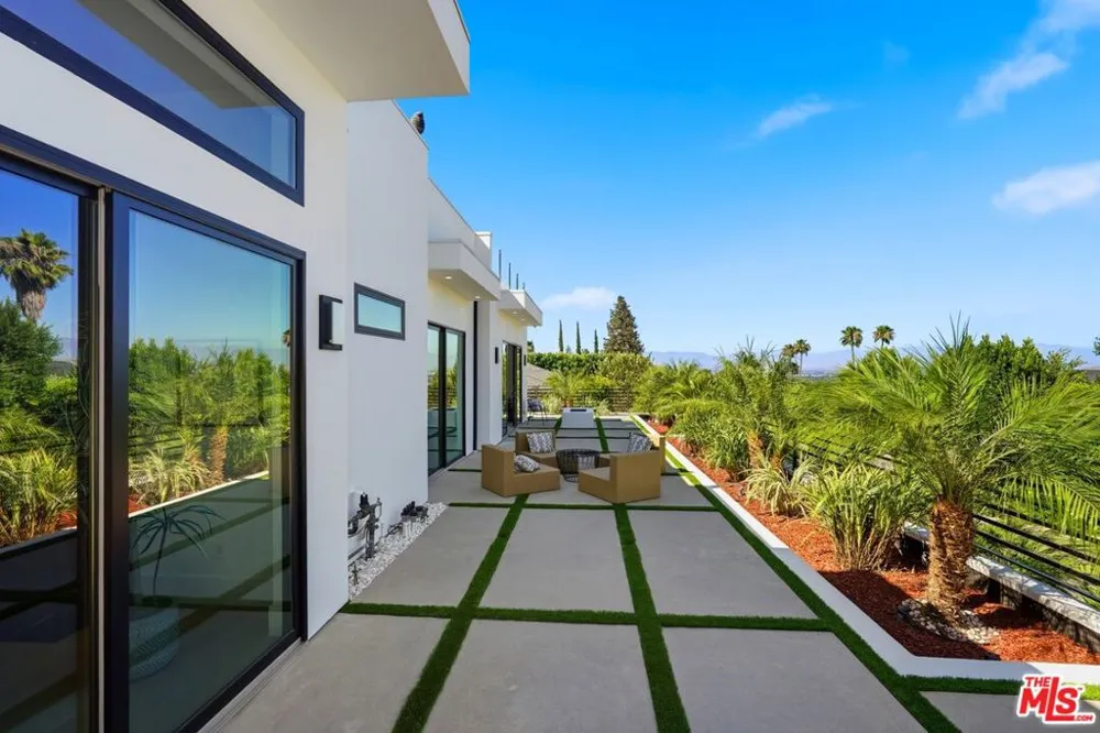 4637 Dunas Lane Tarzana, CA 91356