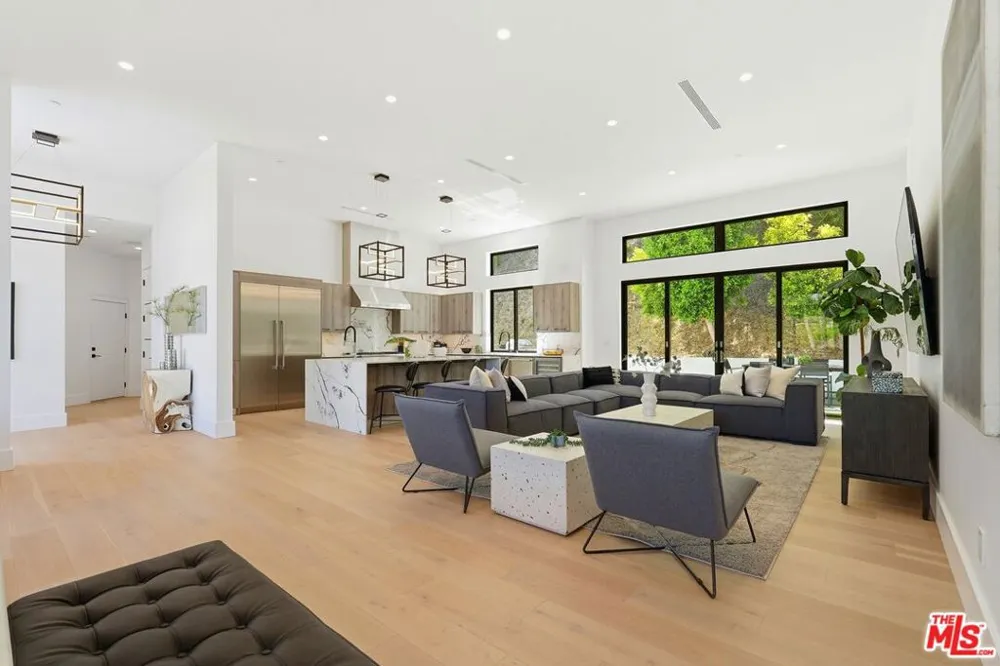 4637 Dunas Lane Tarzana, CA 91356