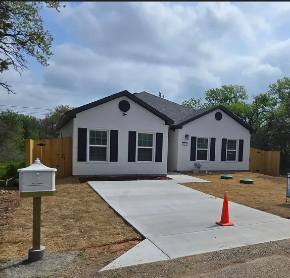3513 Tomahawk Drive Granbury, TX 76048