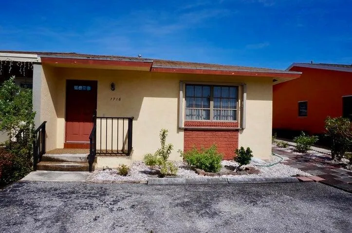 1716 Barton Court 