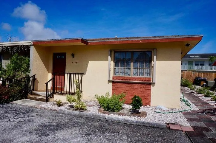 1716 Barton Court 