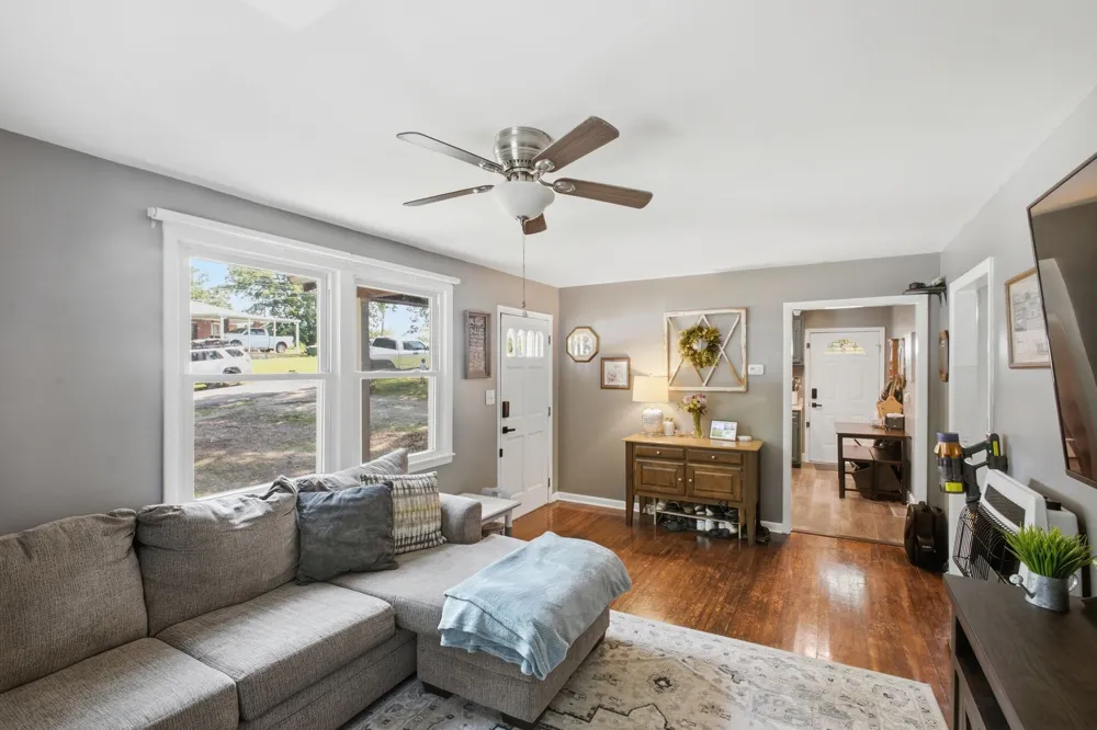 2103 Hillwood Dr Centerville, TN 37033
