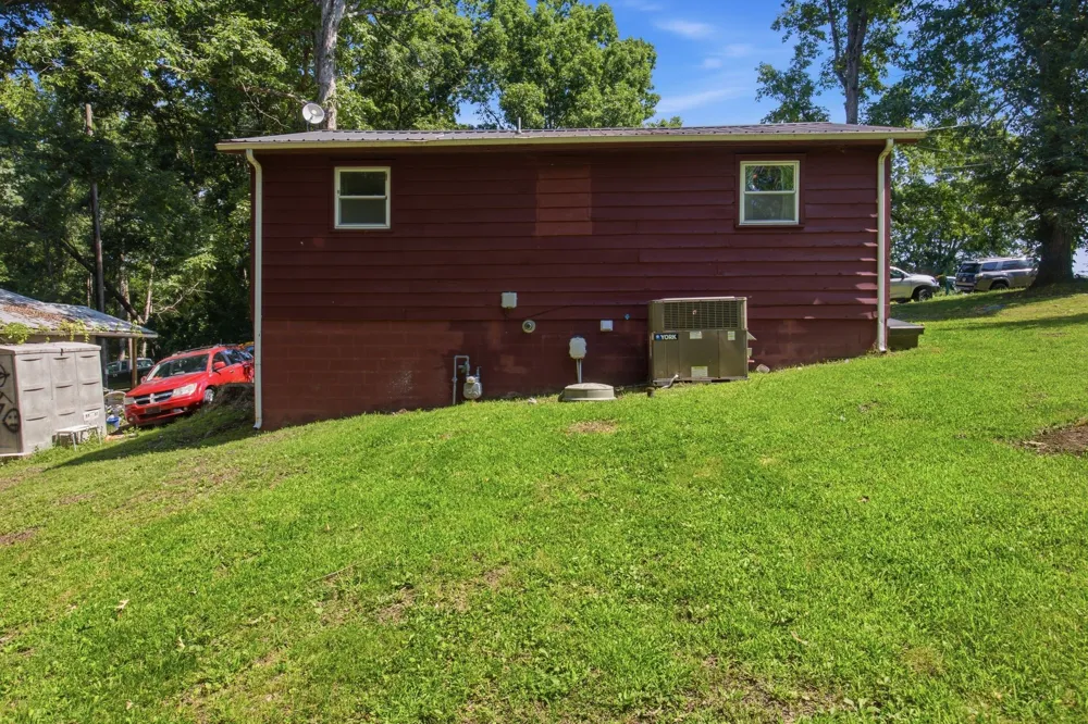 2103 Hillwood Dr Centerville, TN 37033