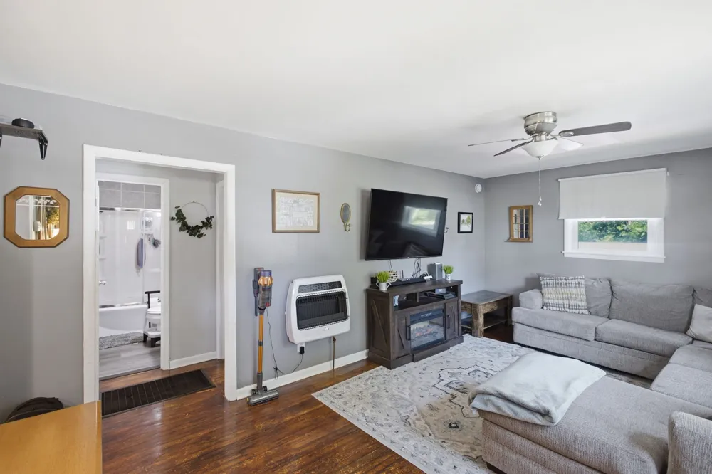 2103 Hillwood Dr Centerville, TN 37033