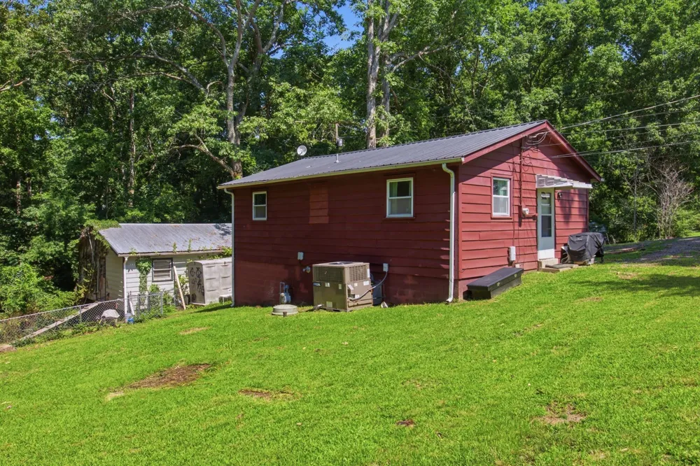 2103 Hillwood Dr Centerville, TN 37033