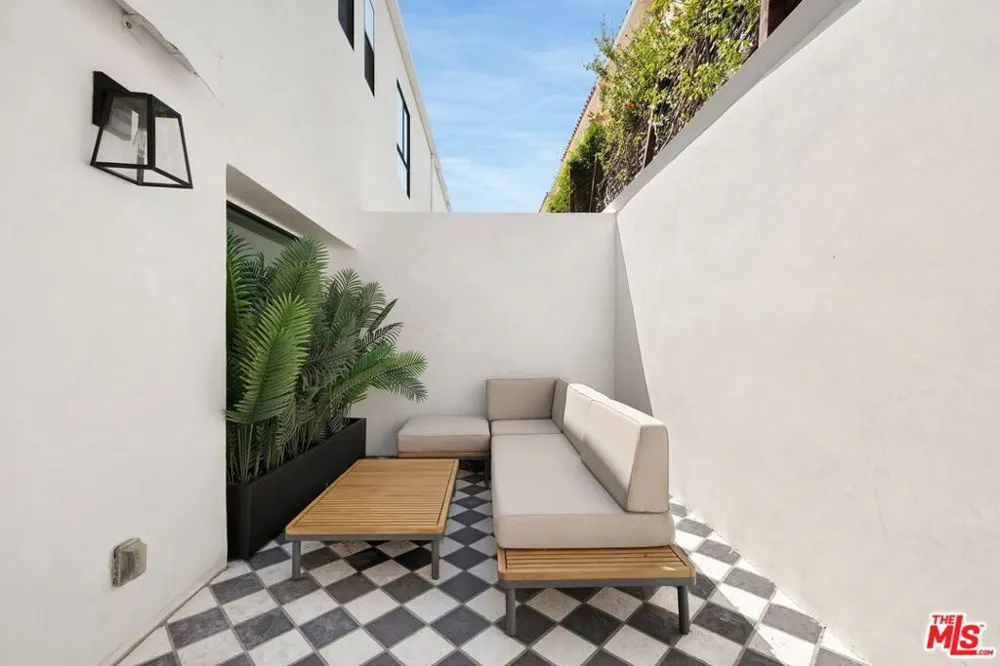 939 15th Street #8 Santa Monica, CA 90403