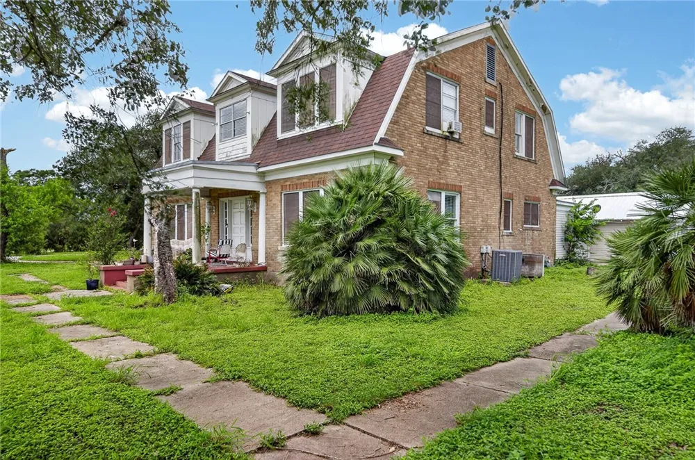 119 E Houston Street Refugio, TX 78377