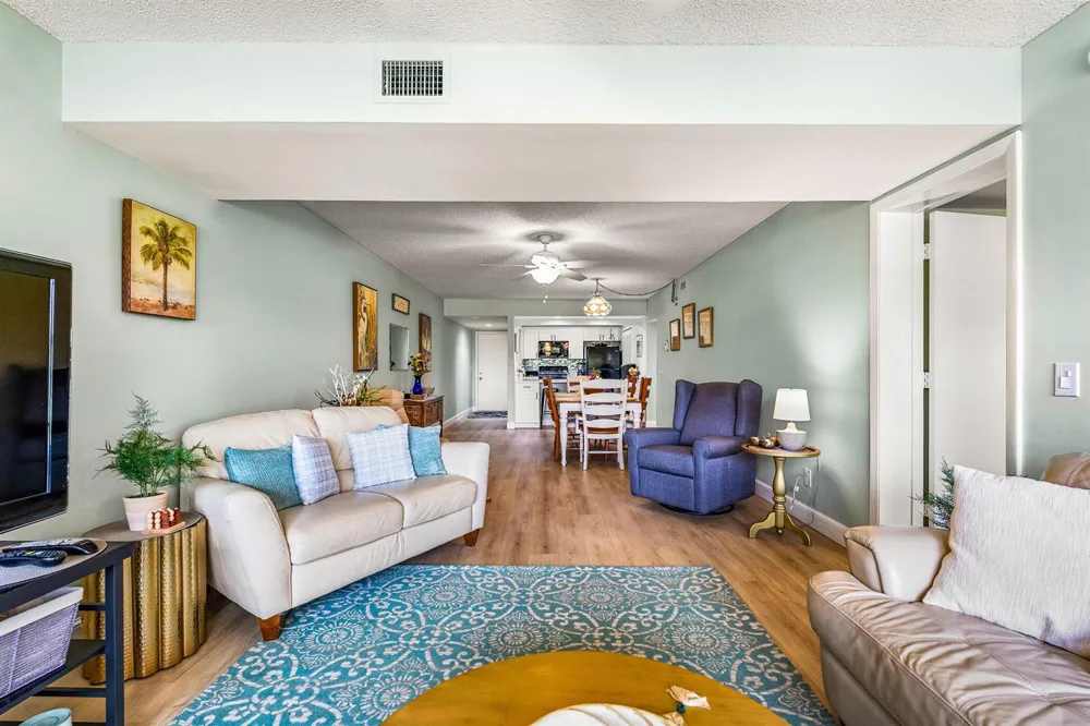 28 Plantation Drive #204 Vero Beach, FL 32966