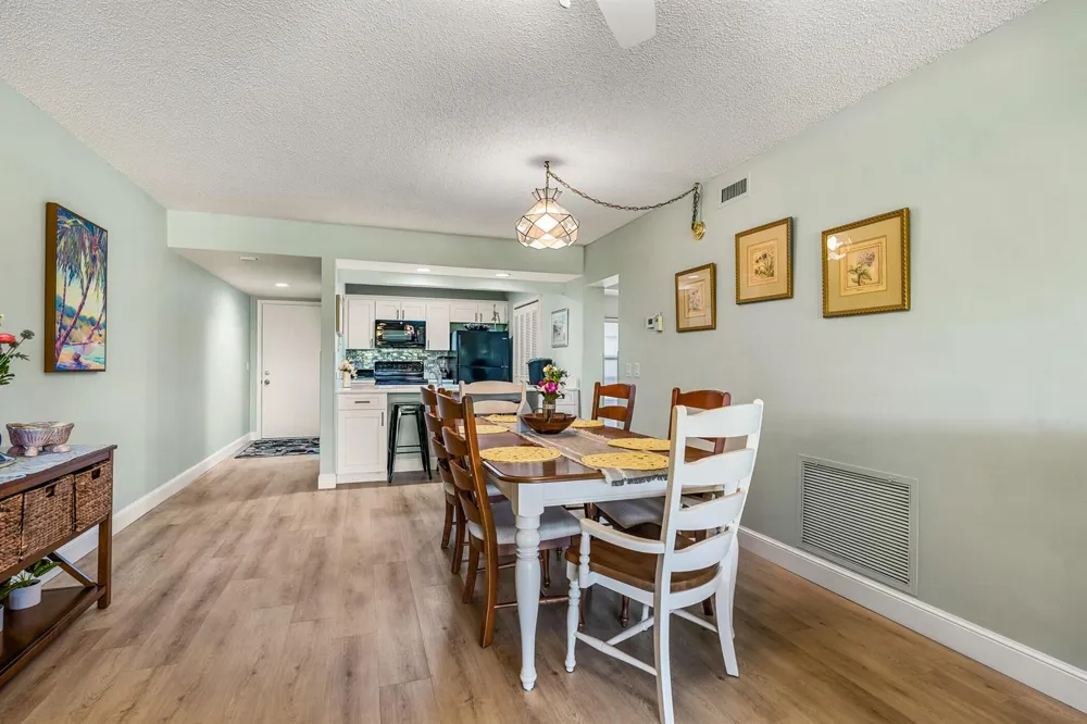 28 Plantation Drive #204 Vero Beach, FL 32966