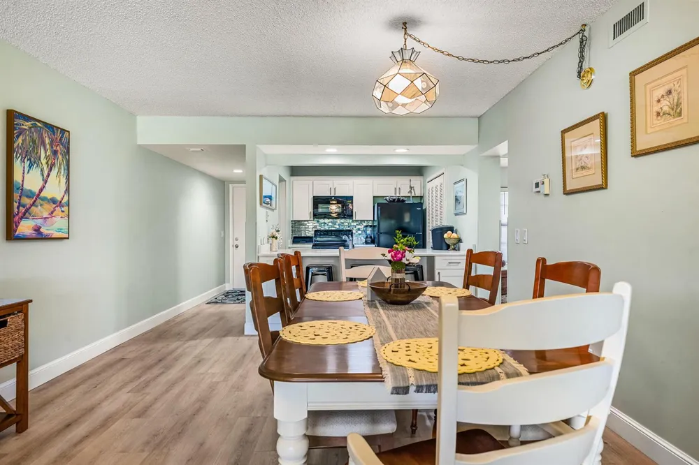 28 Plantation Drive #204 Vero Beach, FL 32966