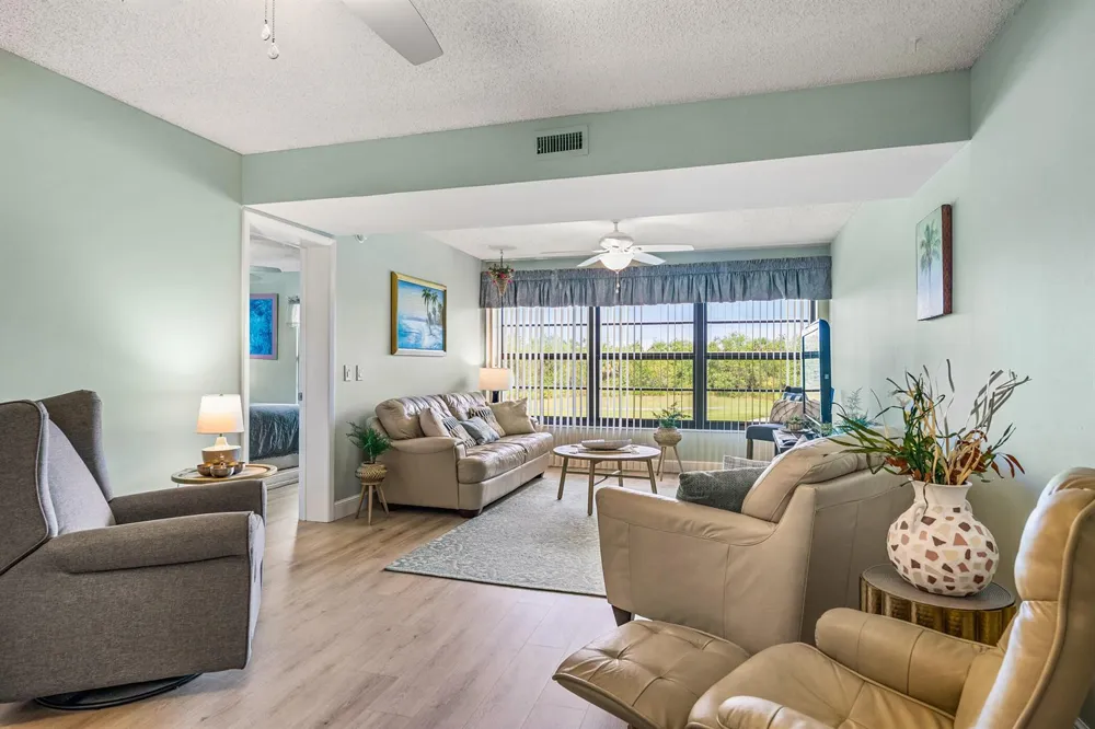 28 Plantation Drive #204 Vero Beach, FL 32966
