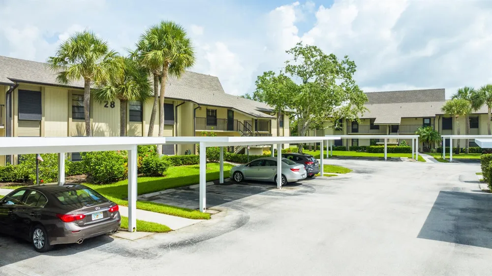 28 Plantation Drive #204 Vero Beach, FL 32966