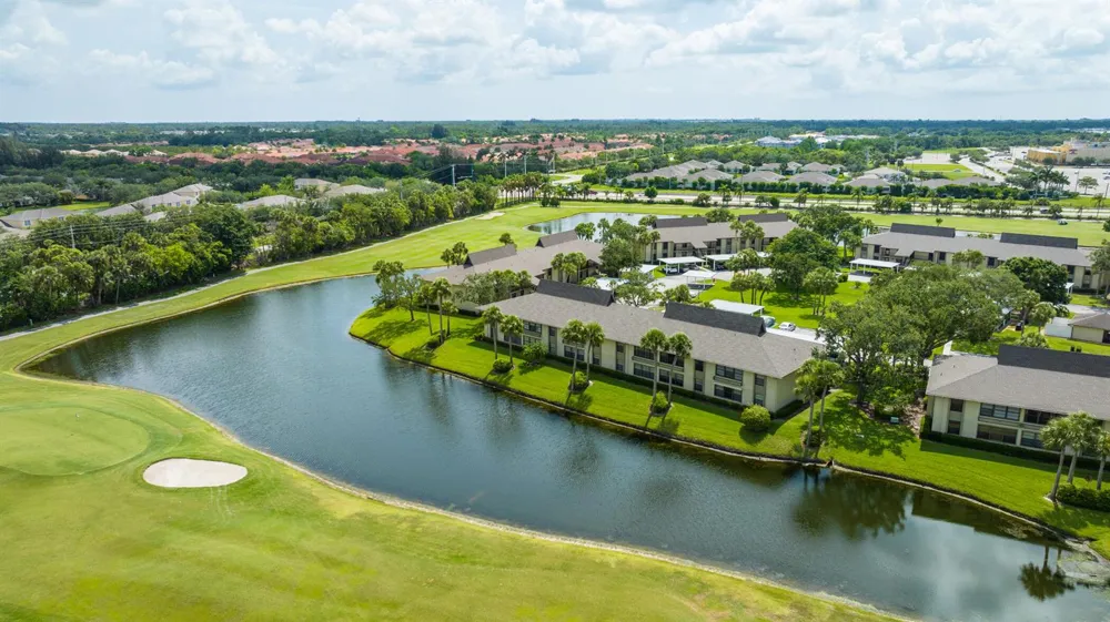 28 Plantation Drive #204 Vero Beach, FL 32966