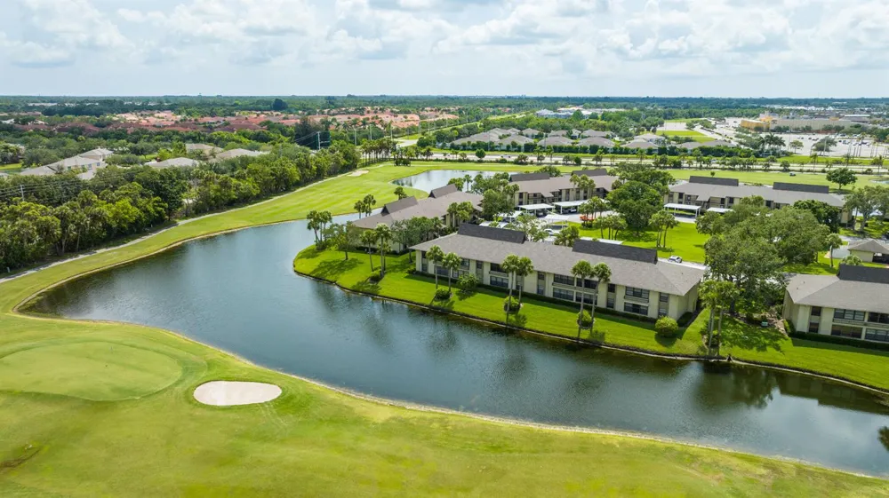 28 Plantation Drive #204 Vero Beach, FL 32966