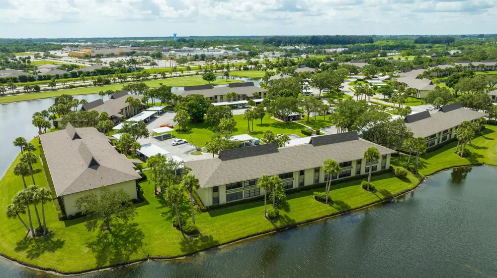 28 Plantation Drive #204 Vero Beach, FL 32966