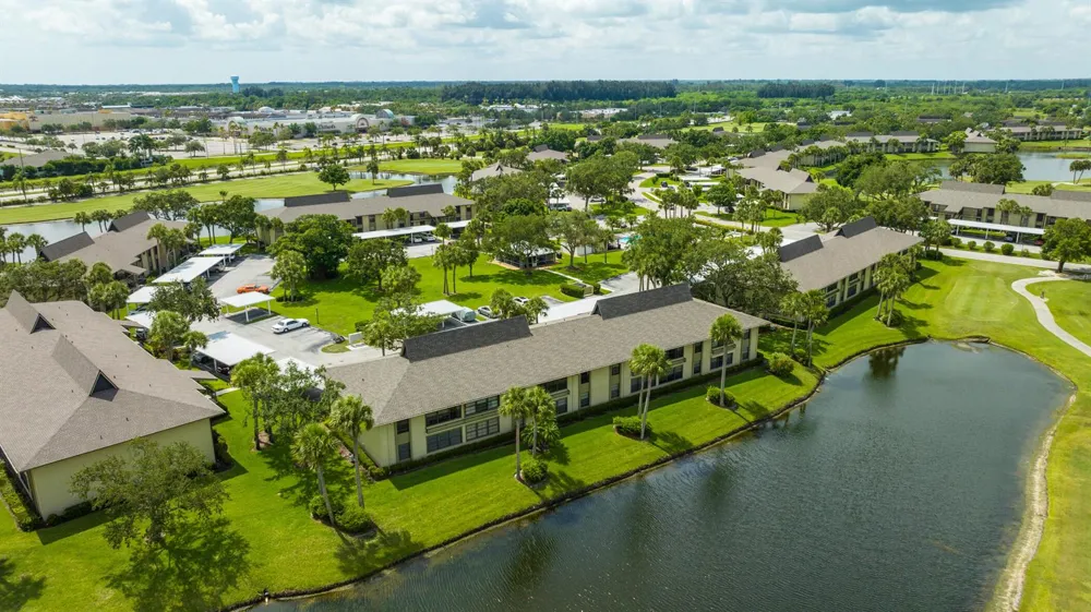 28 Plantation Drive #204 Vero Beach, FL 32966
