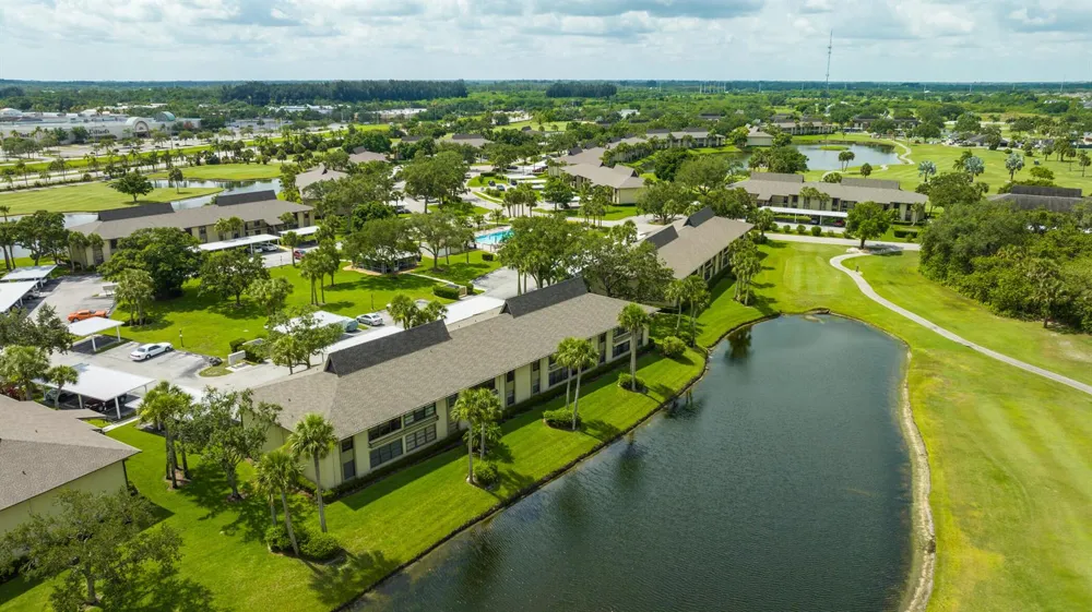 28 Plantation Drive #204 Vero Beach, FL 32966