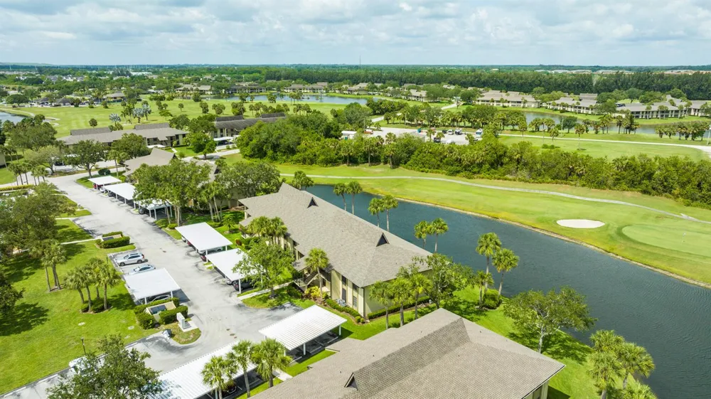 28 Plantation Drive #204 Vero Beach, FL 32966