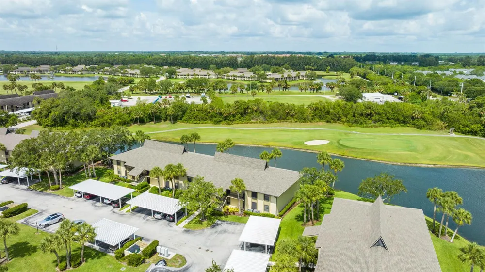 28 Plantation Drive #204 Vero Beach, FL 32966