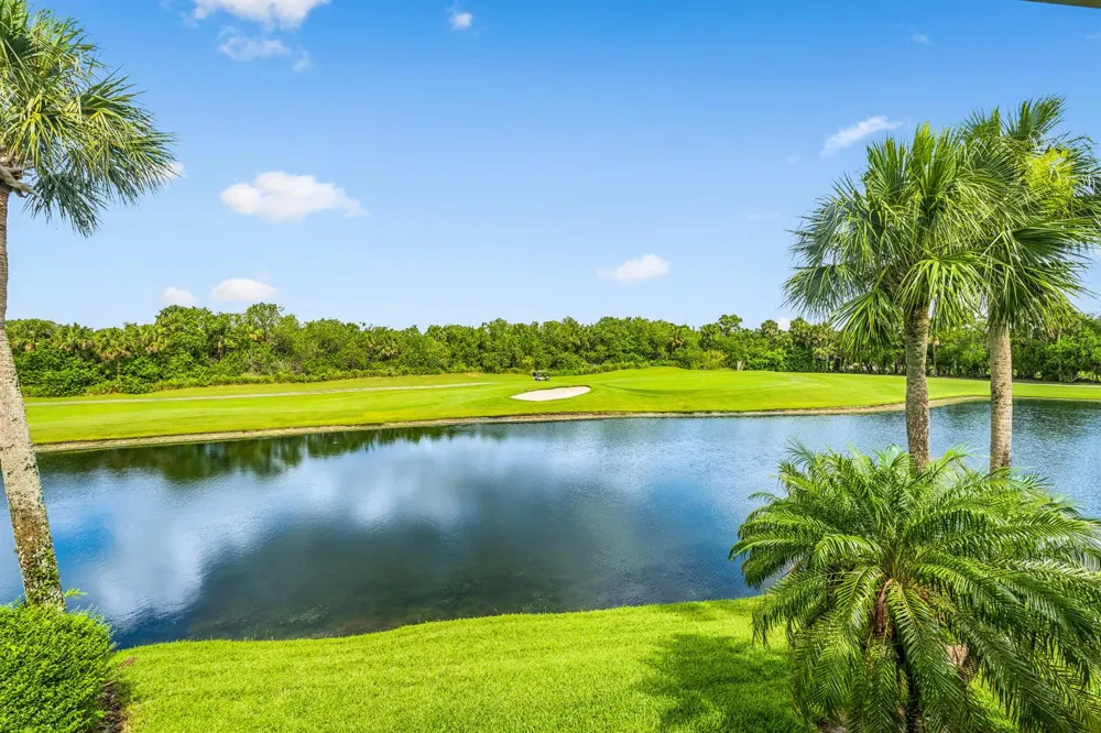 28 Plantation Drive #204 Vero Beach, FL 32966