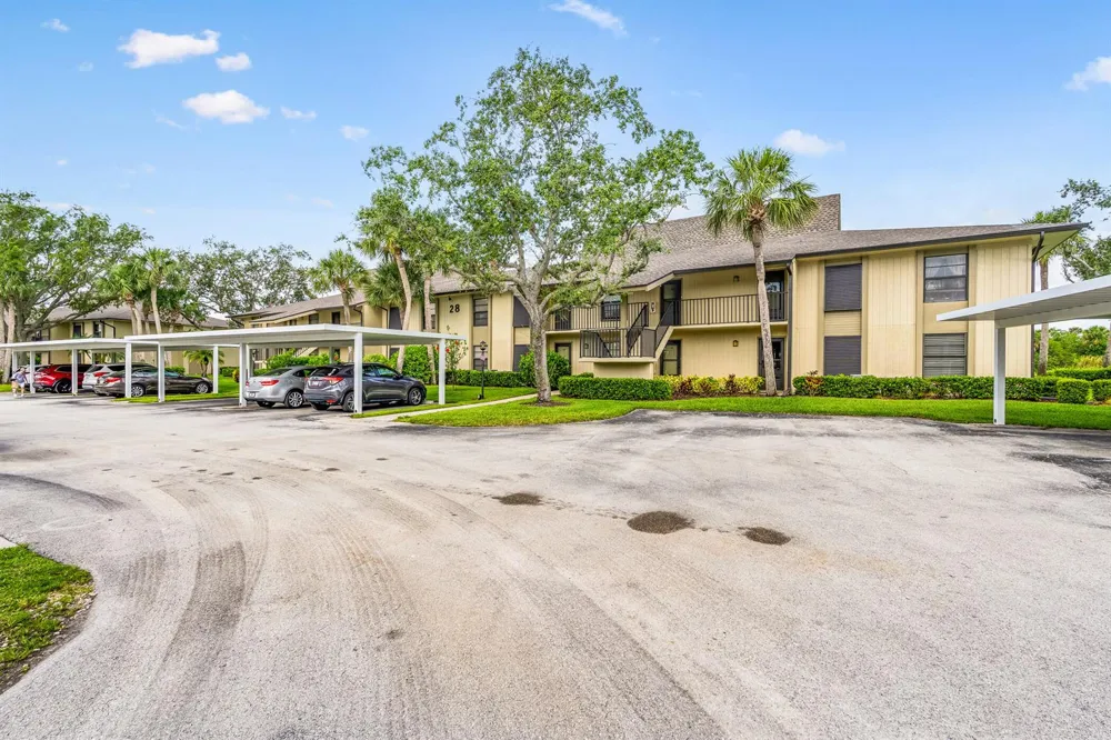 28 Plantation Drive #204 Vero Beach, FL 32966