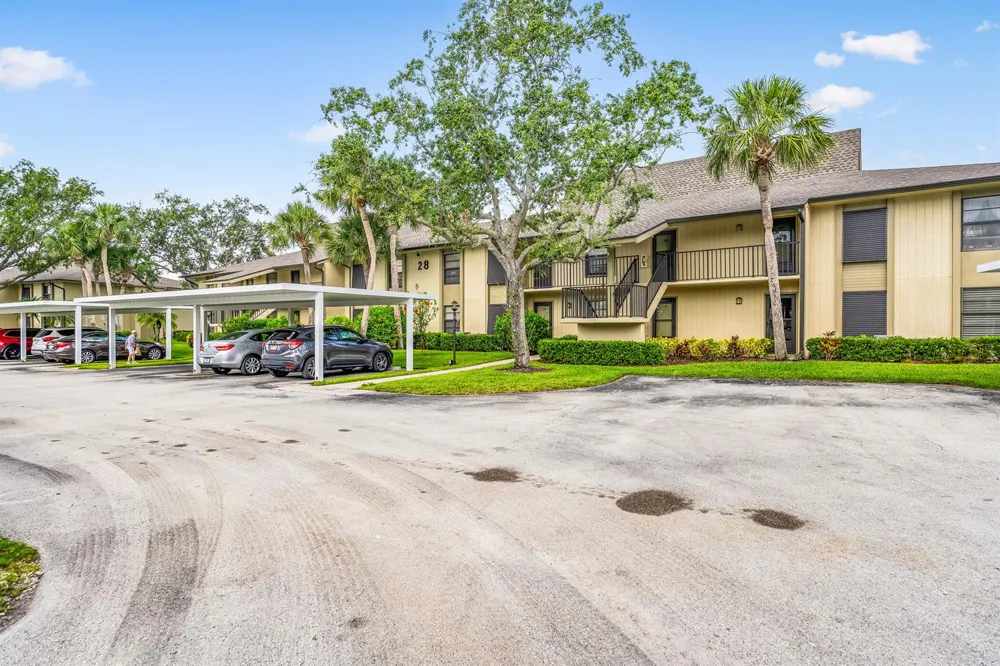 28 Plantation Drive #204 Vero Beach, FL 32966