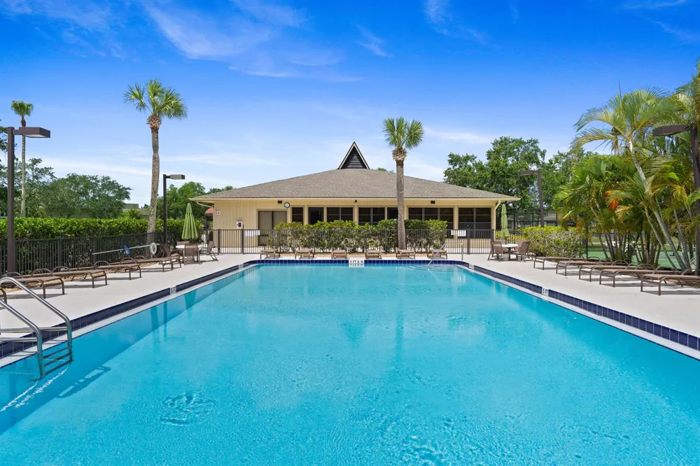 28 Plantation Drive #204 Vero Beach, FL 32966