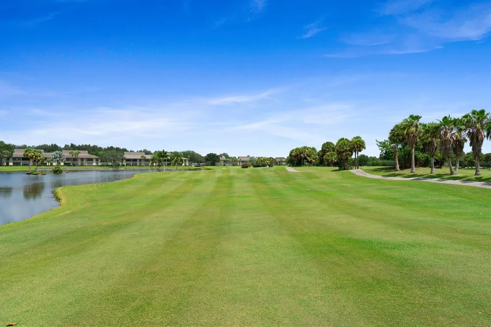 28 Plantation Drive #204 Vero Beach, FL 32966