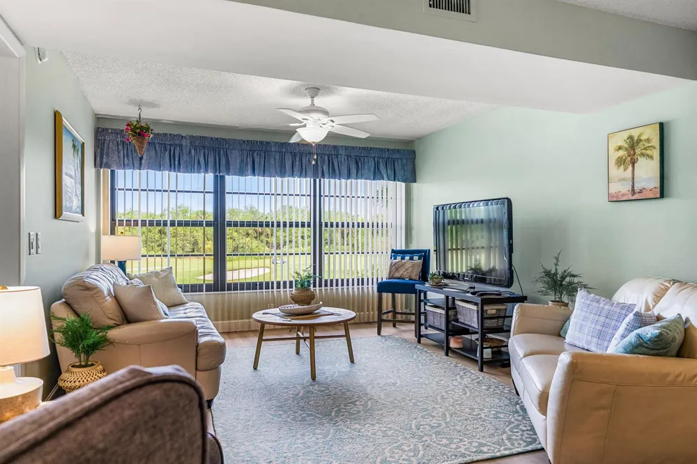 28 Plantation Drive #204 Vero Beach, FL 32966
