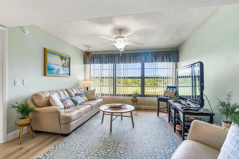 28 Plantation Drive #204 Vero Beach, FL 32966