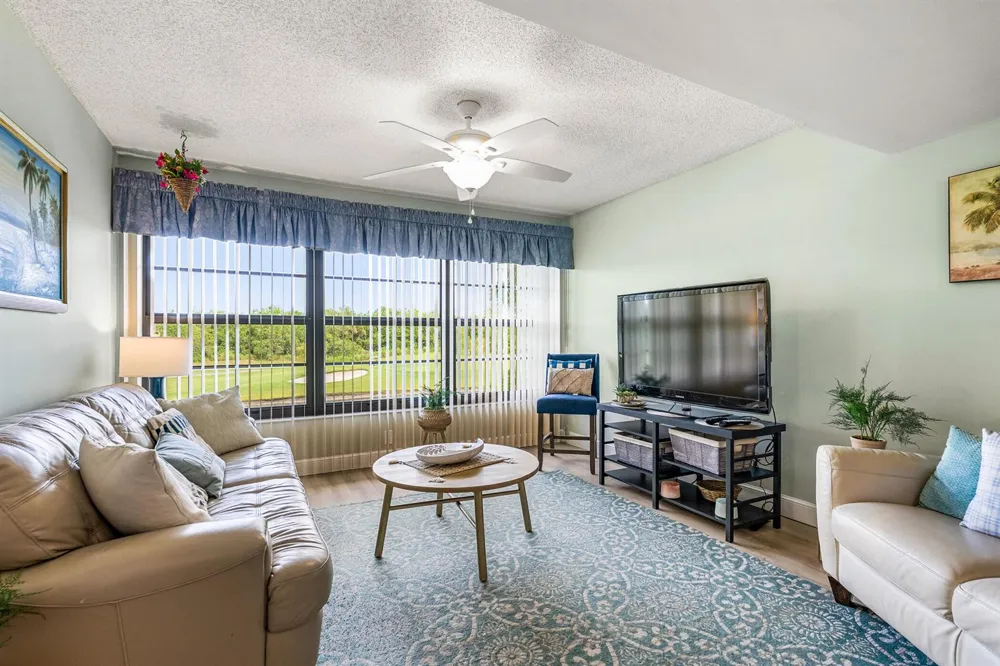 28 Plantation Drive #204 Vero Beach, FL 32966