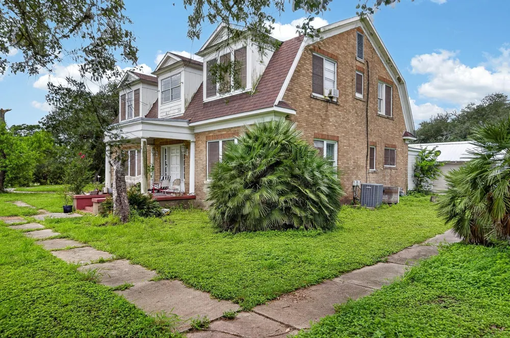 119 E Houston Street Refugio, TX 78377