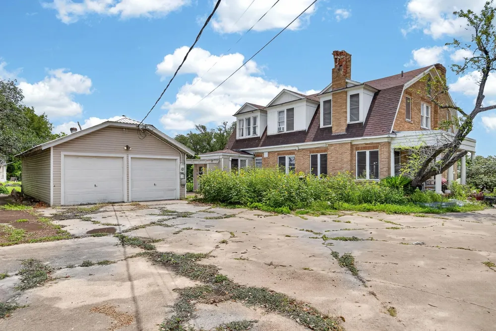 119 E Houston Street Refugio, TX 78377