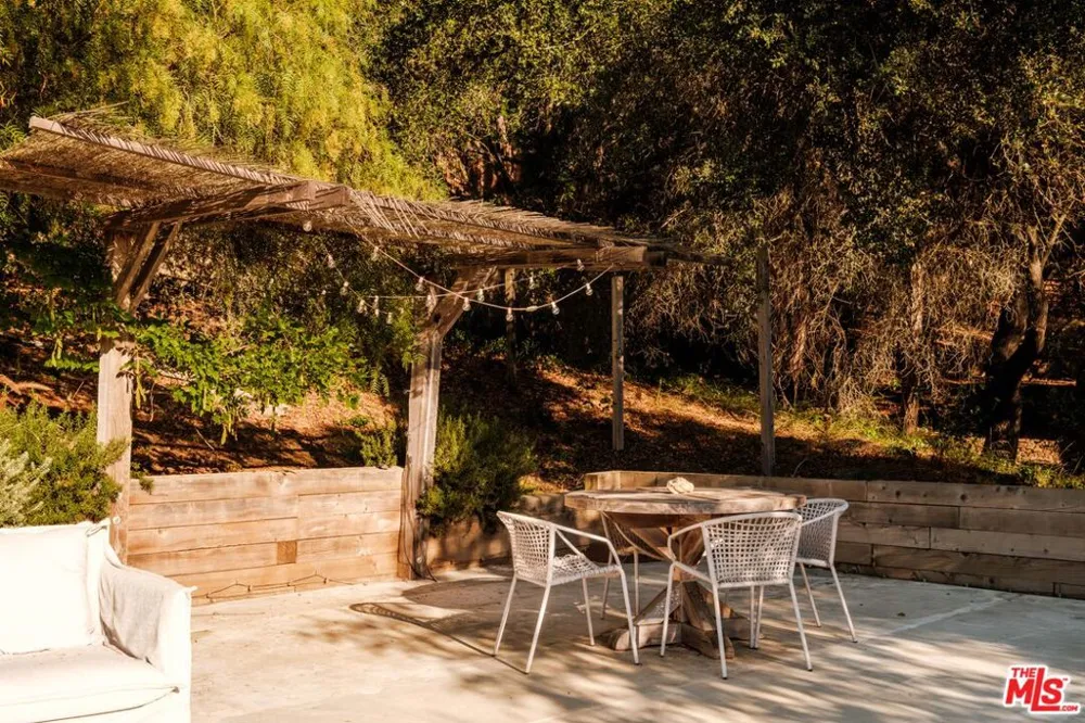 21717 Encina Road Topanga, CA 90290