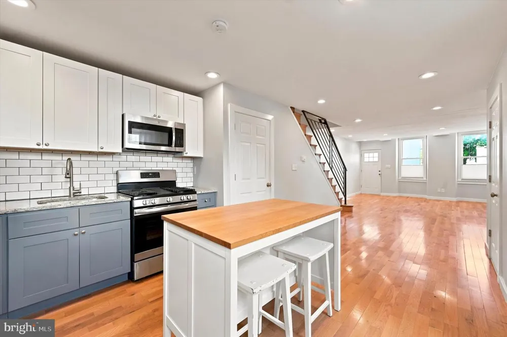 1006 W DAKOTA STREET Philadelphia, PA 19133