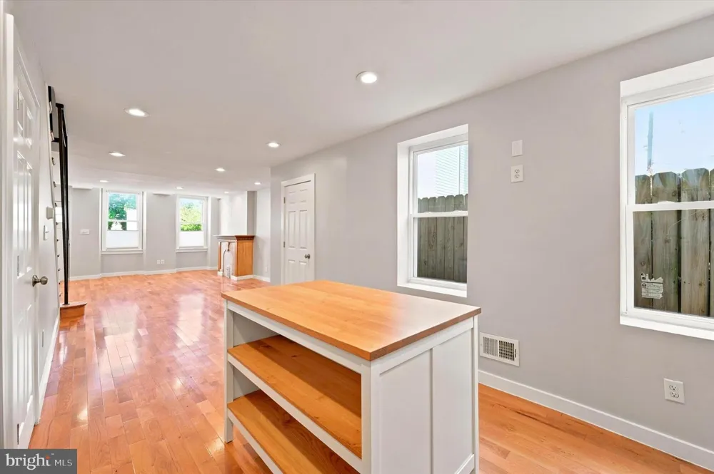1006 W DAKOTA STREET Philadelphia, PA 19133