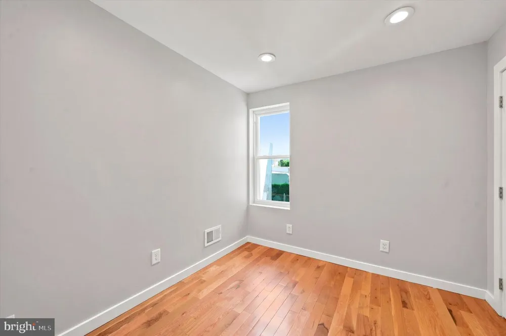 1006 W DAKOTA STREET Philadelphia, PA 19133
