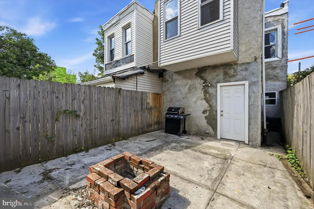 1006 W DAKOTA STREET Philadelphia, PA 19133