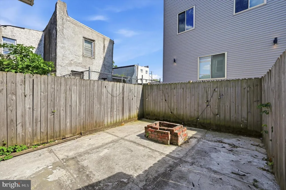 1006 W DAKOTA STREET Philadelphia, PA 19133