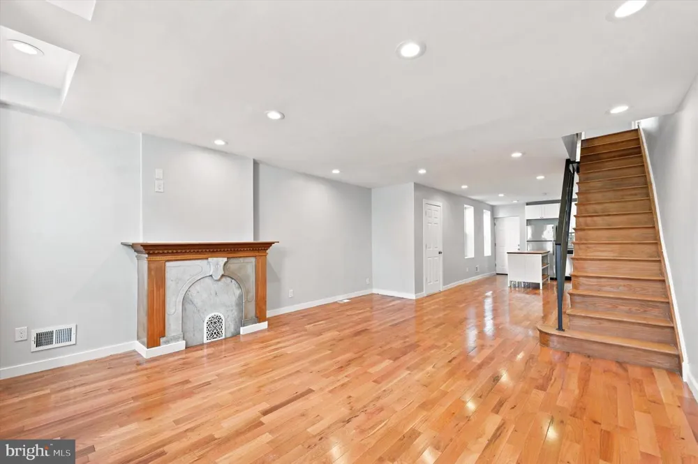 1006 W DAKOTA STREET Philadelphia, PA 19133