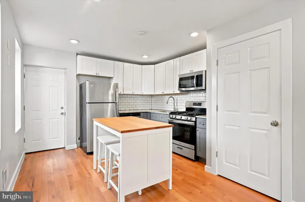 1006 W DAKOTA STREET Philadelphia, PA 19133