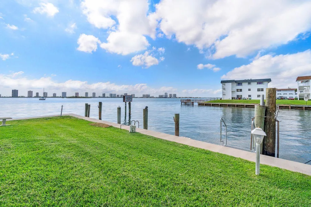 100 Paradise Harbour Boulevard #208 North Palm Beach, FL 33408